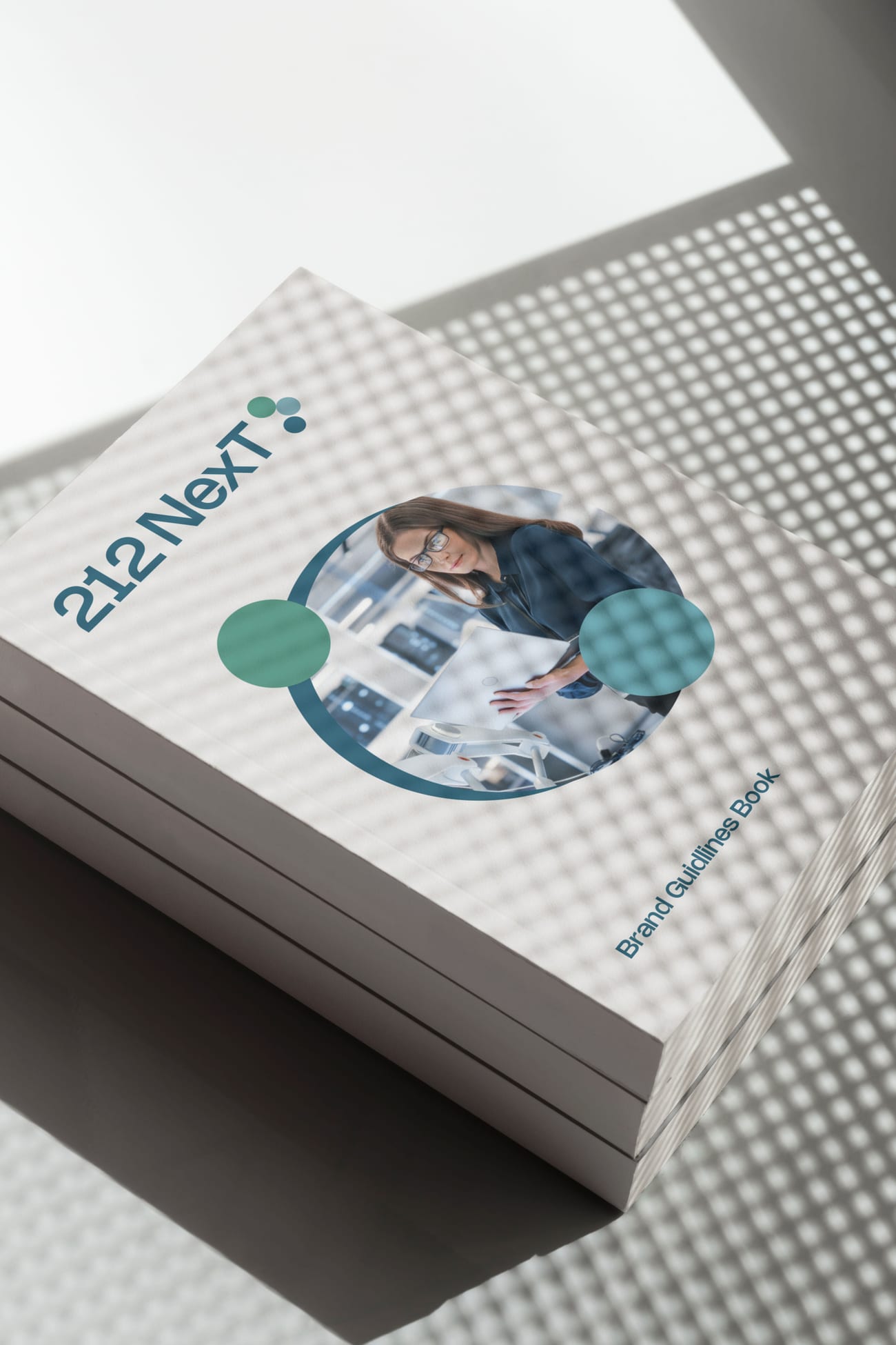 212 NexT — basılı katalog kapağı detayı, yuvarlak kompozisyon