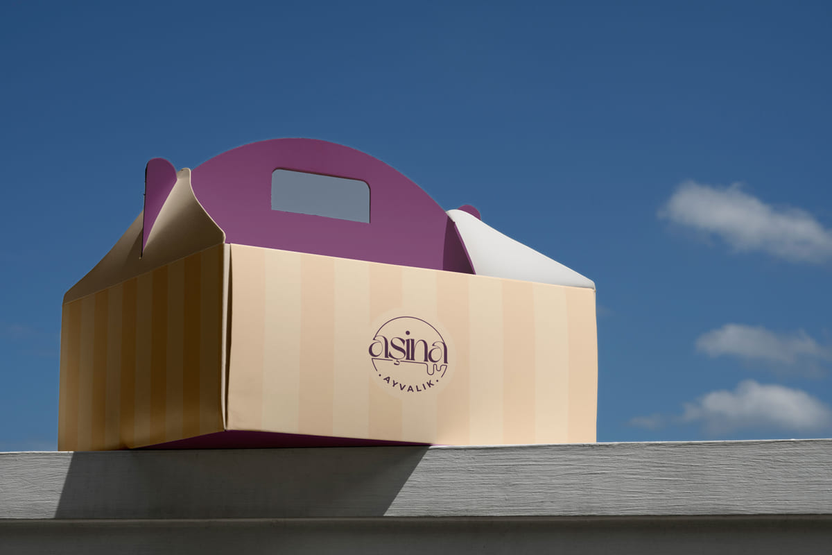 Aşina — markalı take-away paket tasarımı, kahverengi karton çantanın üzerinde marka logosu