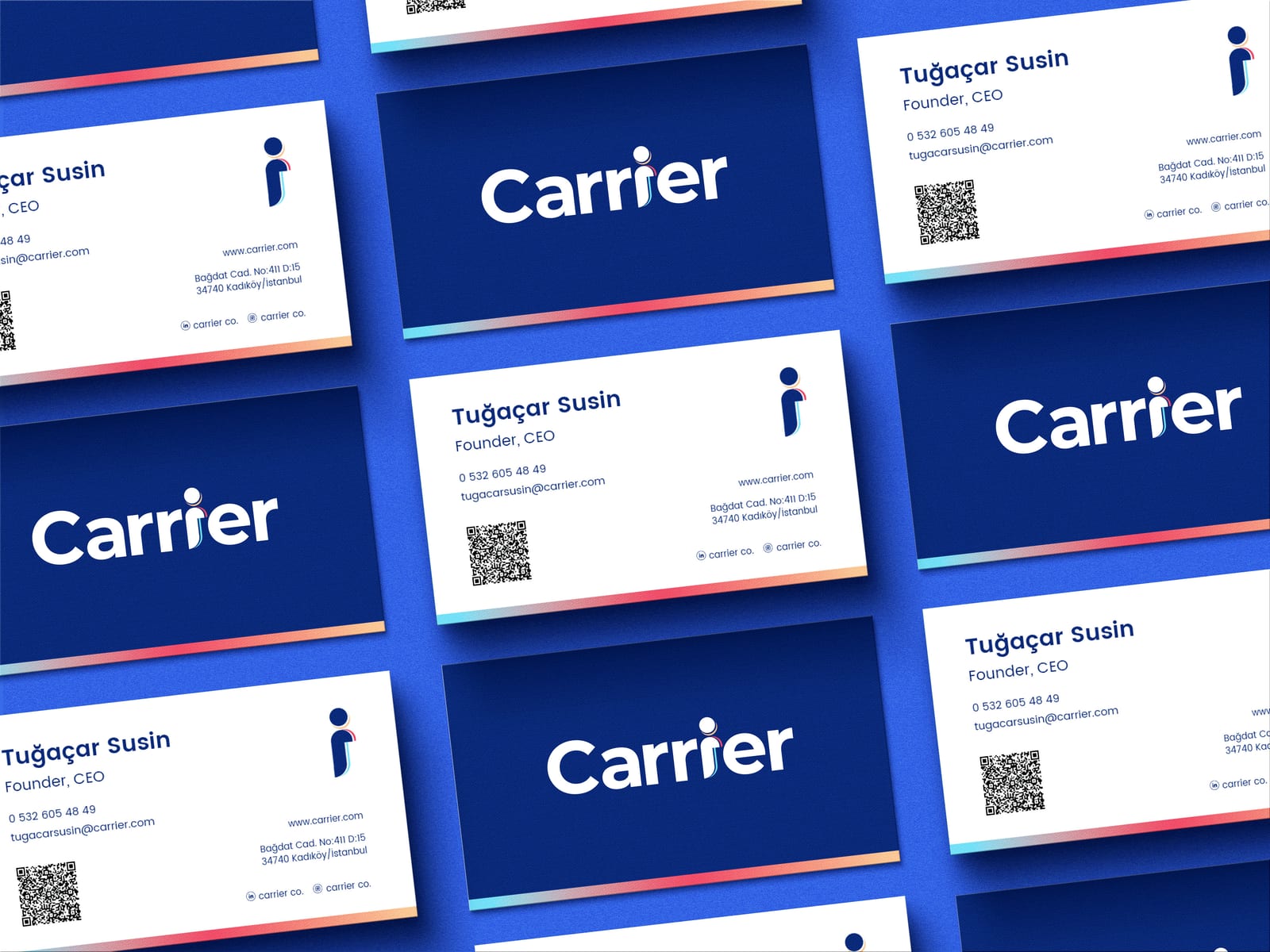 Carrier HR — lacivert zemin üzerinde dizilmiş kurumsal kartvizit kompozisyonu, beyaz kartvizitlerin üzerinde ‘Carrier’ logosu ve iletişim bilgileri