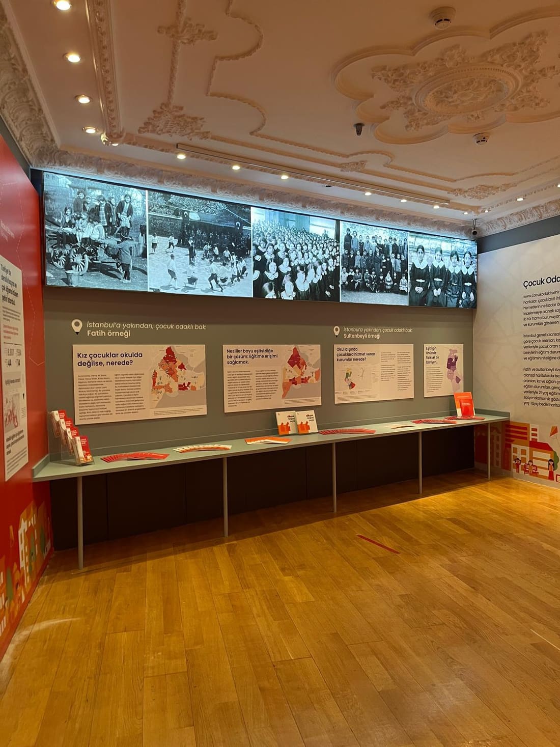 Sergi arşiv duvarı — tarihi okul fotoğrafları ve İstanbul ilçe haritaları