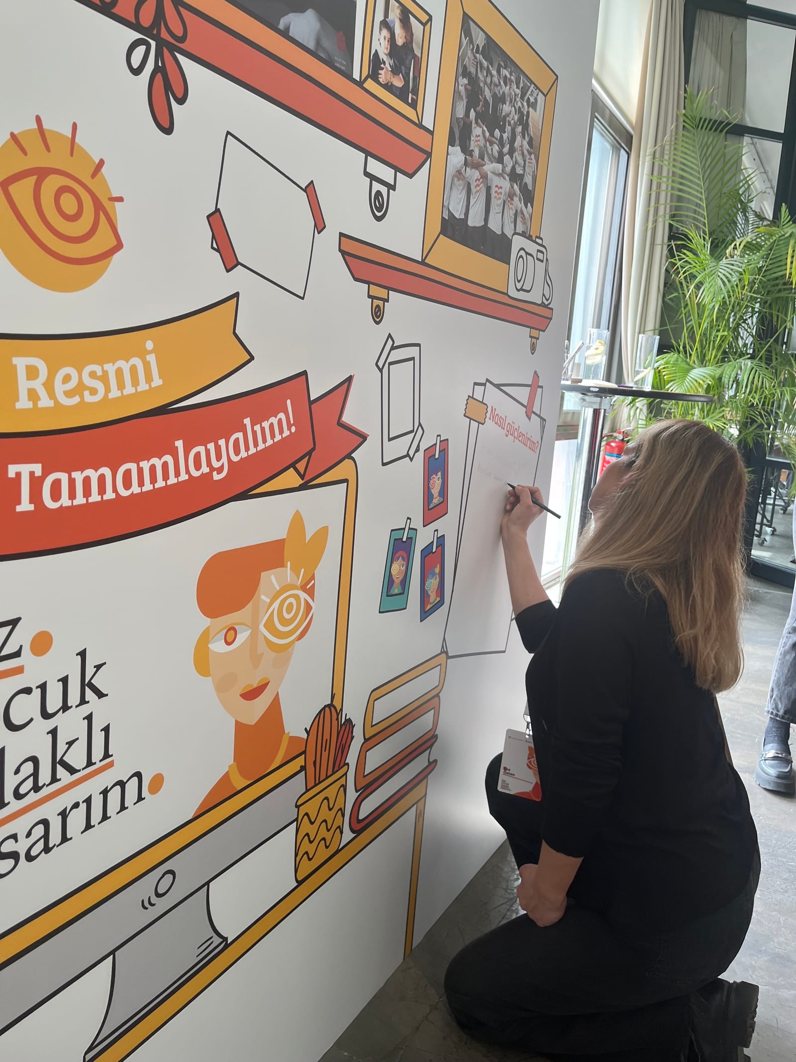 Resmi tamamlayalım etkileşimli duvarı önünde bir katılımcı